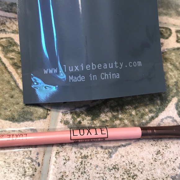 4 Piece Luxie Face and Eyes Rose Gold Brushes - Picture 4 of 4